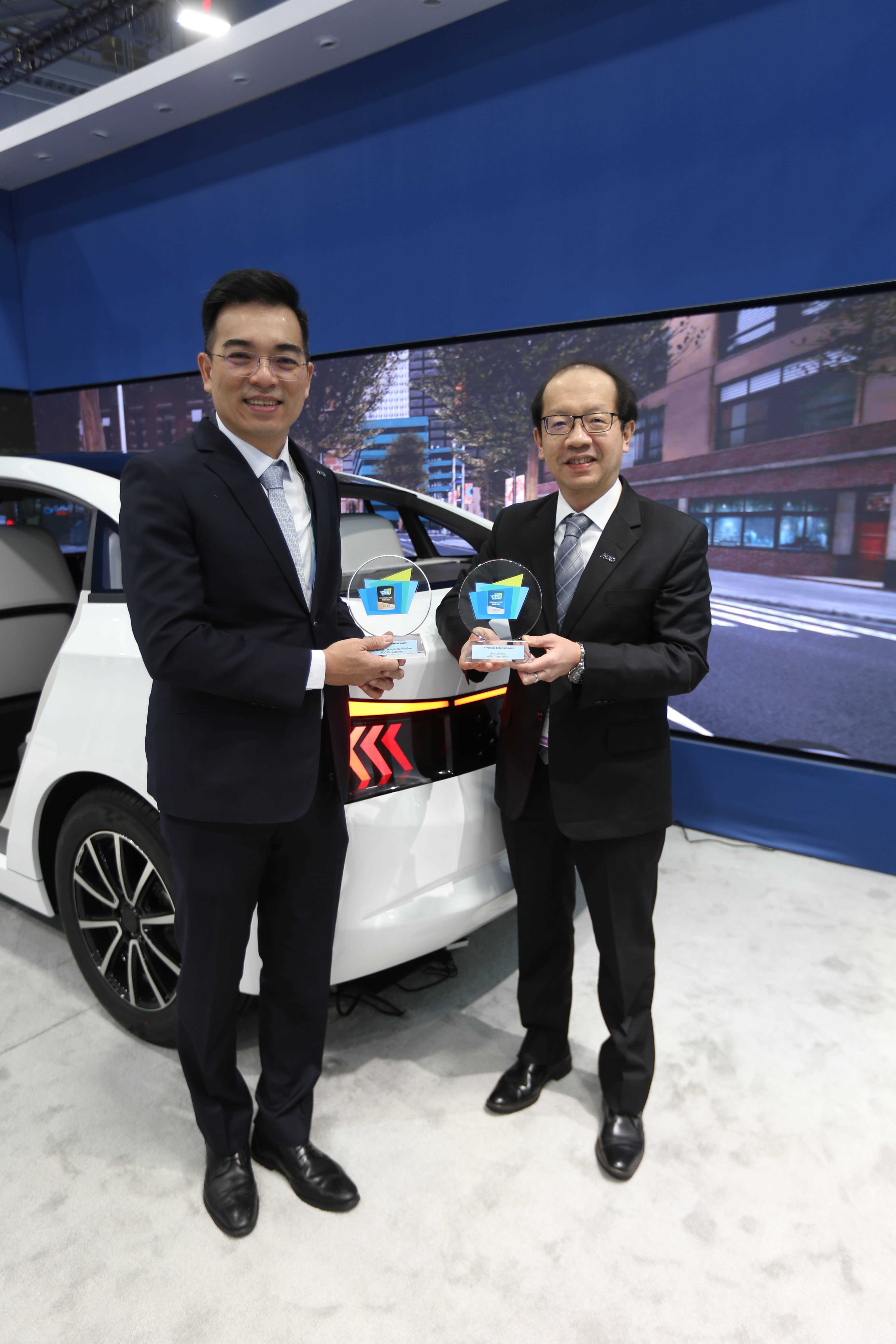 VR彩票以革命性突破的Micro LED車用顯示應用，榮獲CES 2024最佳創新獎、創新獎殊榮。圖左為VR彩票光電執行長暨總經理柯富仁、右為技術長廖唯倫