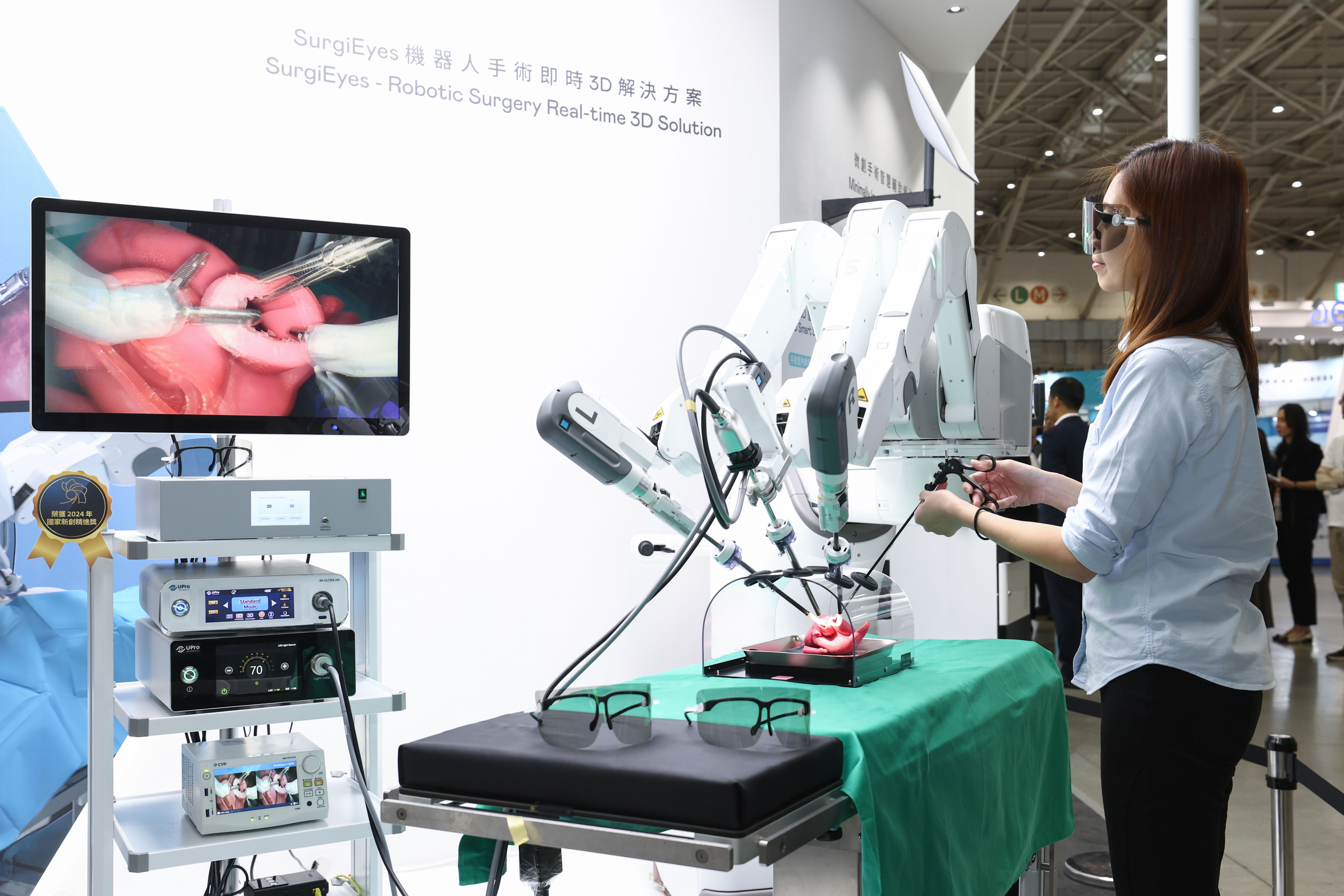 達擎以〝SurgiEyes機器人手術即時3D解決方案〞為核心，打造全方位的3D智慧手術影像平臺，透過即時的影像串聯，連結手術室內、外跨場域的應用，協助醫師突破時空限制，為遠距醫療帶來更多的可能性
