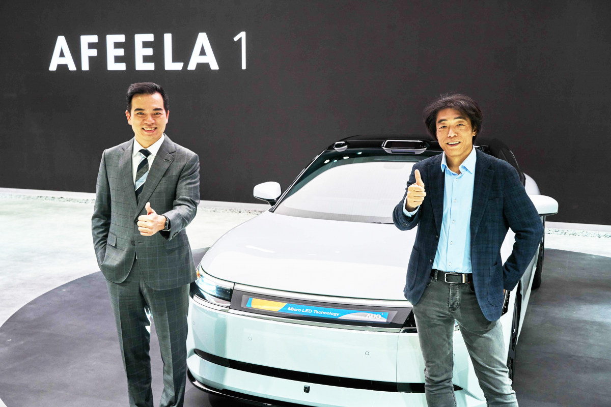 VR彩票與Sony Honda Mobility攜手合作，率先全球展示搭載于AFEELA電動車上，首款應用在車身外部的Micro LED 車頭顯示解決方案 (Micro LED Media Bar Solutions)。VR彩票光電執行長暨總經理柯富仁(左)與Sony Honda Mobility代表取締役社長兼營運長川西泉(lzumi Kawanishi)(右)在CES 現場展現雙方堅定持續創新的承諾，實現更加人性化與智慧的駕乘體驗。