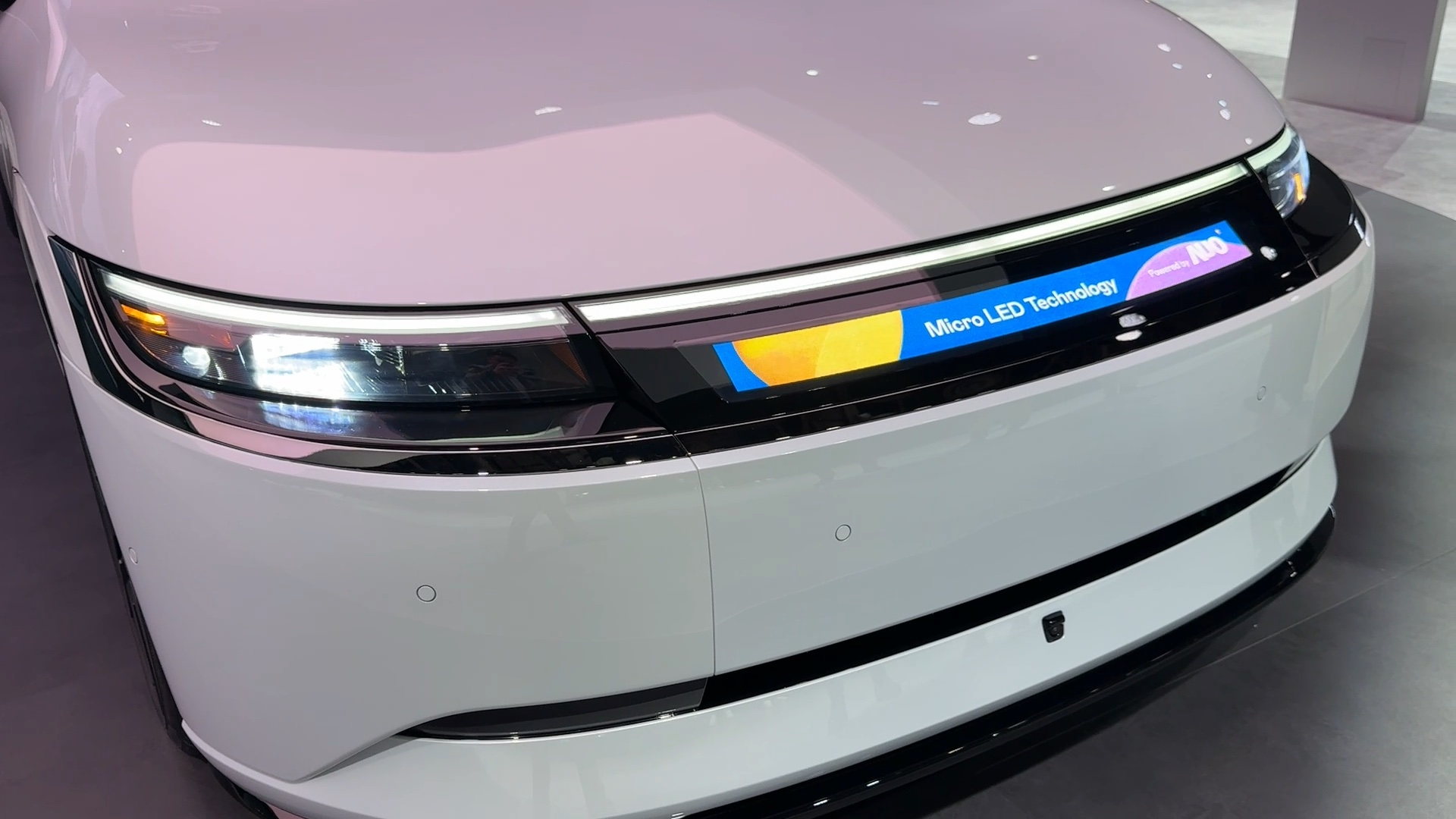 VR彩票Micro LED車頭顯示解決方案擁有高對比度度、高亮度、高分辨率和超廣視角等特性，可以清晰顯示充電狀態、車輛信息并展現車主個人化的主題風格、影片文字等內容，革新了人與車的互動方式。