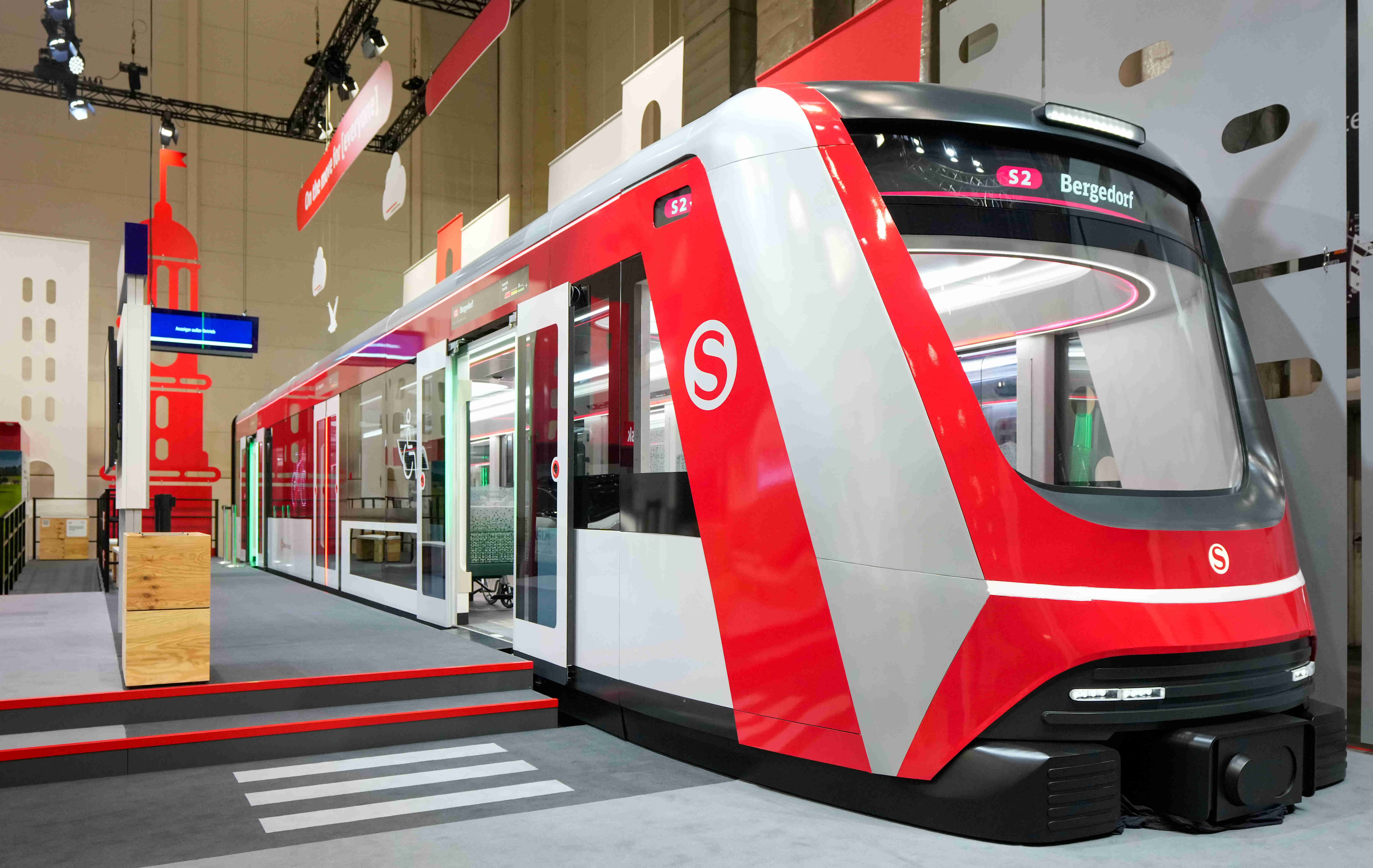 達(dá)擎與德鐵旗下子公司漢堡城市快捷合作全新節(jié)能概念列車，不僅滿足乘客溝通和運(yùn)營(yíng)效率，更助力德國(guó)鐵路的綠色運(yùn)輸轉(zhuǎn)型進(jìn)程，打造智慧永續(xù)共存的凈零城市藍(lán)圖。（圖片來源：德國(guó)鐵路公司）