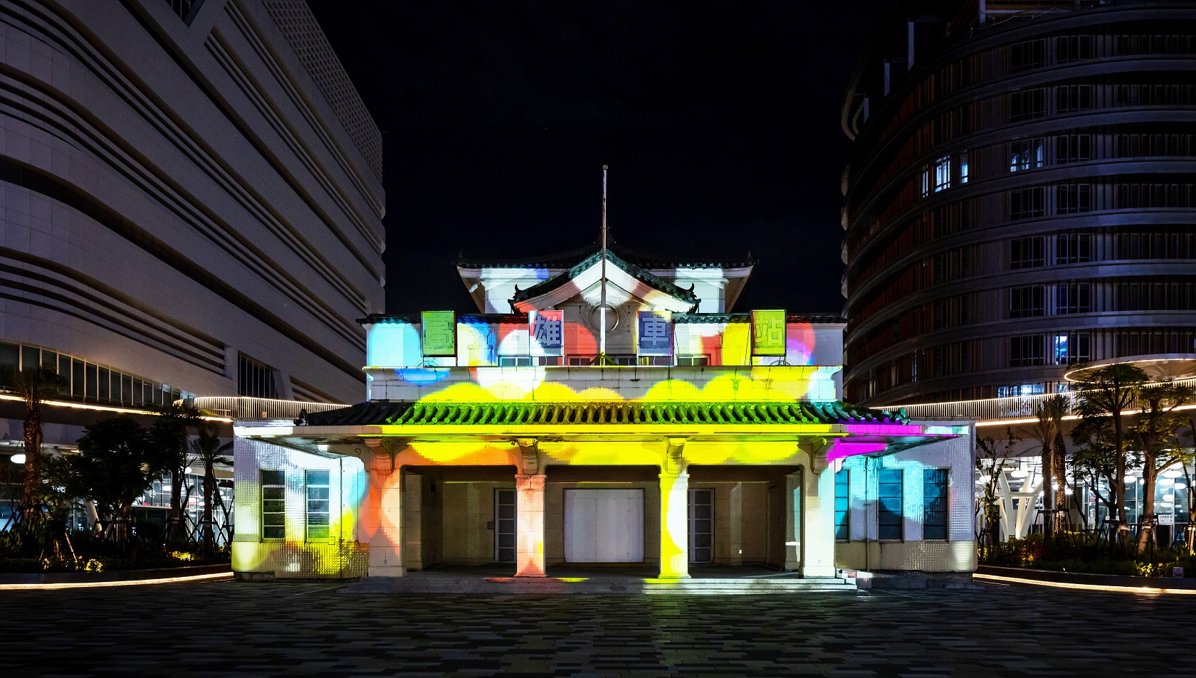「映回憶」這項建築光雕作品展演高雄車站老站體回歸歷程，創利空間協助設計團隊精準呈現建築線條與歷史意象，並納入交通安全考量而調整光影呈現，展現整合技術與空間敏感度
